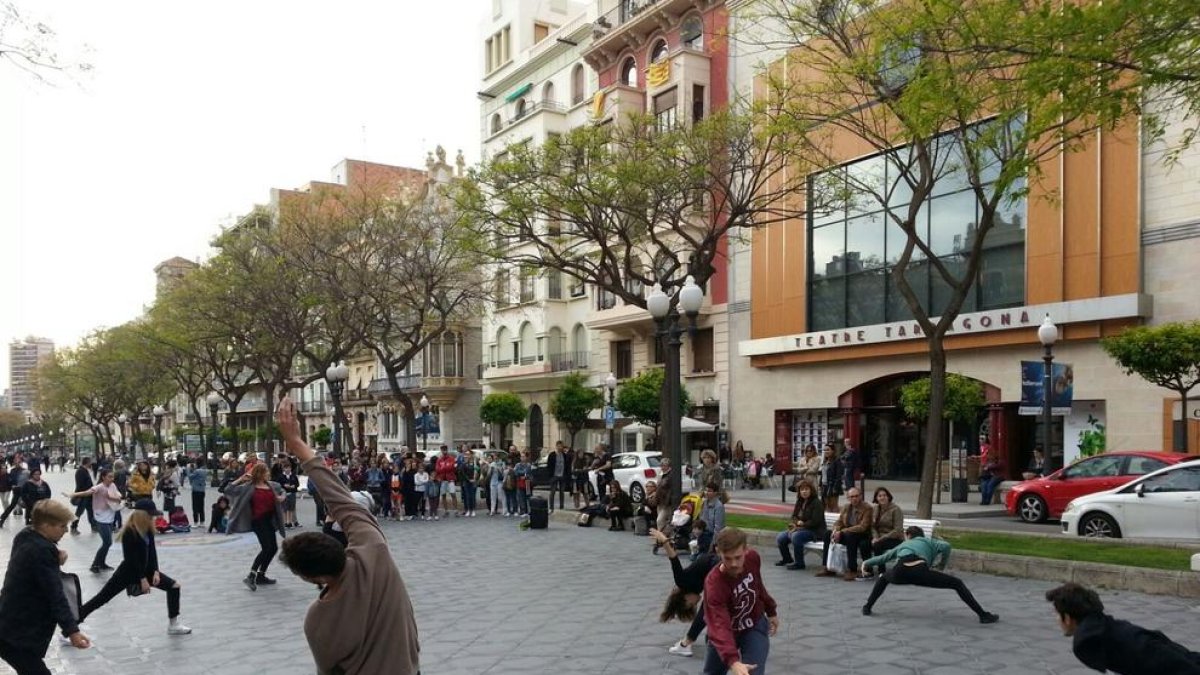 Imatge del tastet de l'espectacle 'Dantzapote' que la companyia Dantzaz va oferir ahir dijous als carrers de Tarragona.