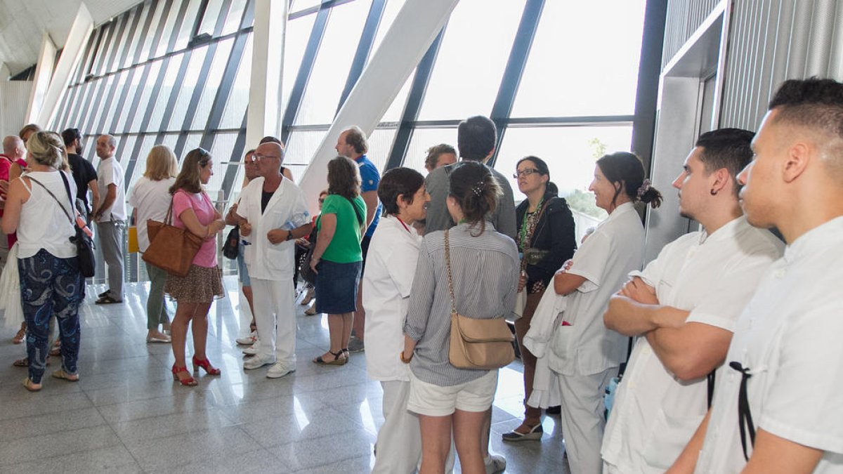 Ahir dimecres al matí, a l'inici de la reunió negociadora, alguns treballadors van voler acostar-se a donar suport al Comitè d'Empresa.