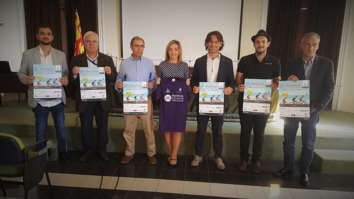 Foto de grupo de la presentación de la 26ª Bicicletada Popular de Tarragona.