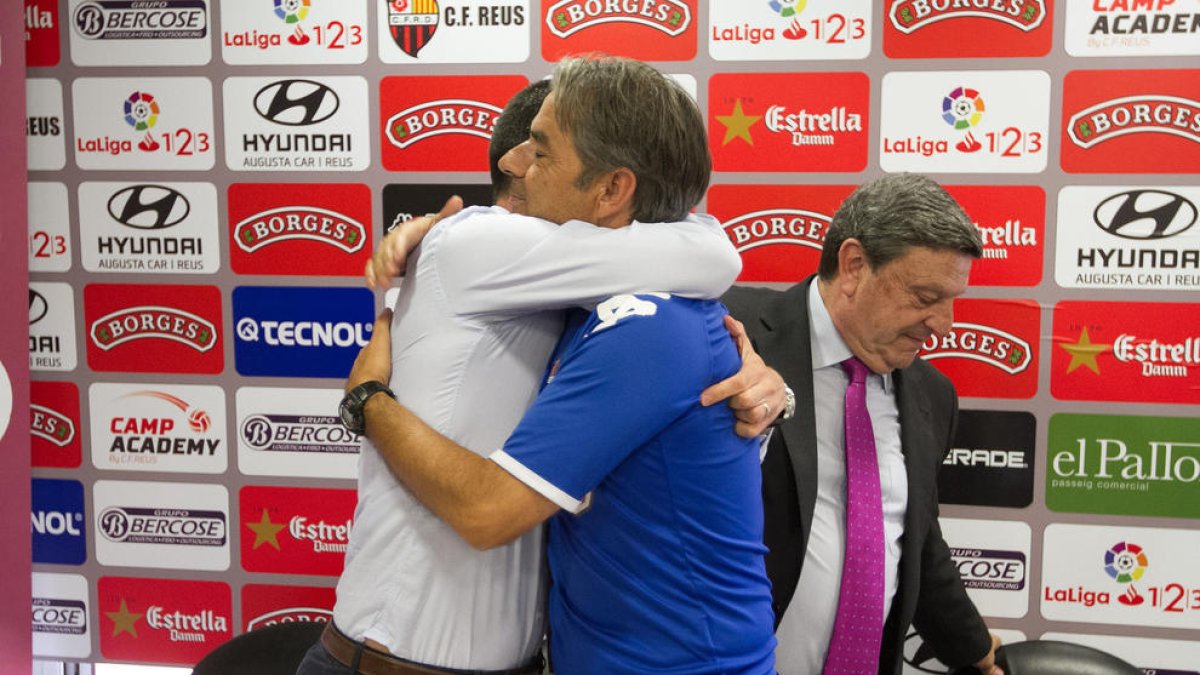 Natxo González s'abraça amb el director esportiu, Sergi Parés, després de fer-ho també amb el president del club, Xavier Llastarri.