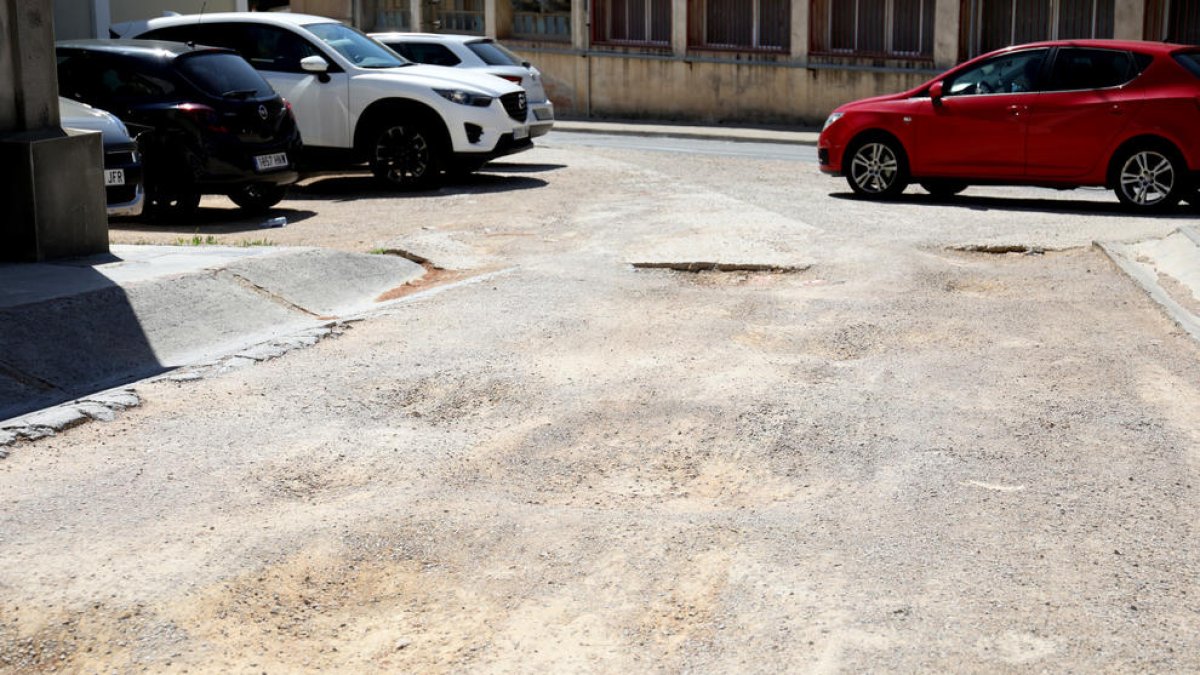 Este es el estado actual de uno de los aparcamientos del Campus Sescelades, lleno de hoyos.