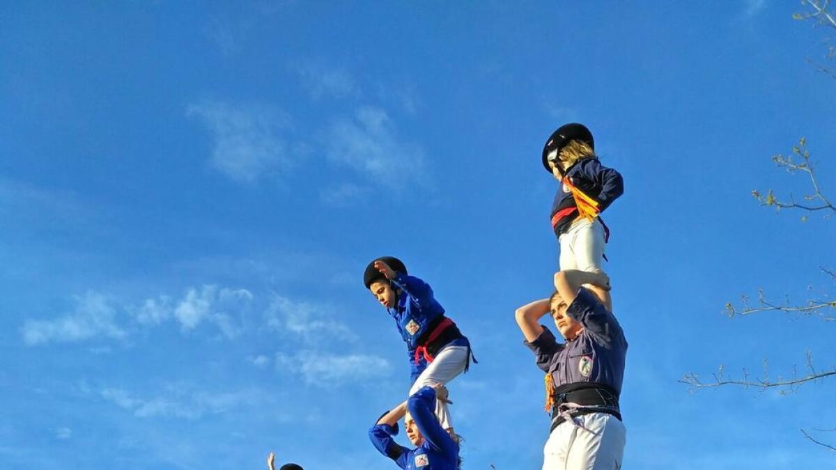 Les tres colles castelleres van aixecar un pilar de quatre. Missatge dels Xiquets del Serrallo en record a Calatayud.