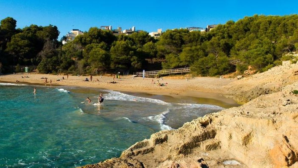 Un joven de 24 años resulta herido grave al saltar al mar y chocar contra unas rocas en Torredembarra