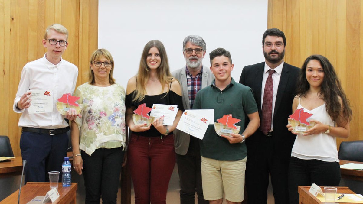 Foto de grup dels estudiants guardonats.