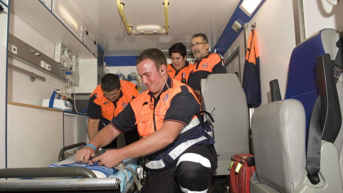 Miembros de protección civil en un dispositivo de emergencia por los castillos de fuegos.