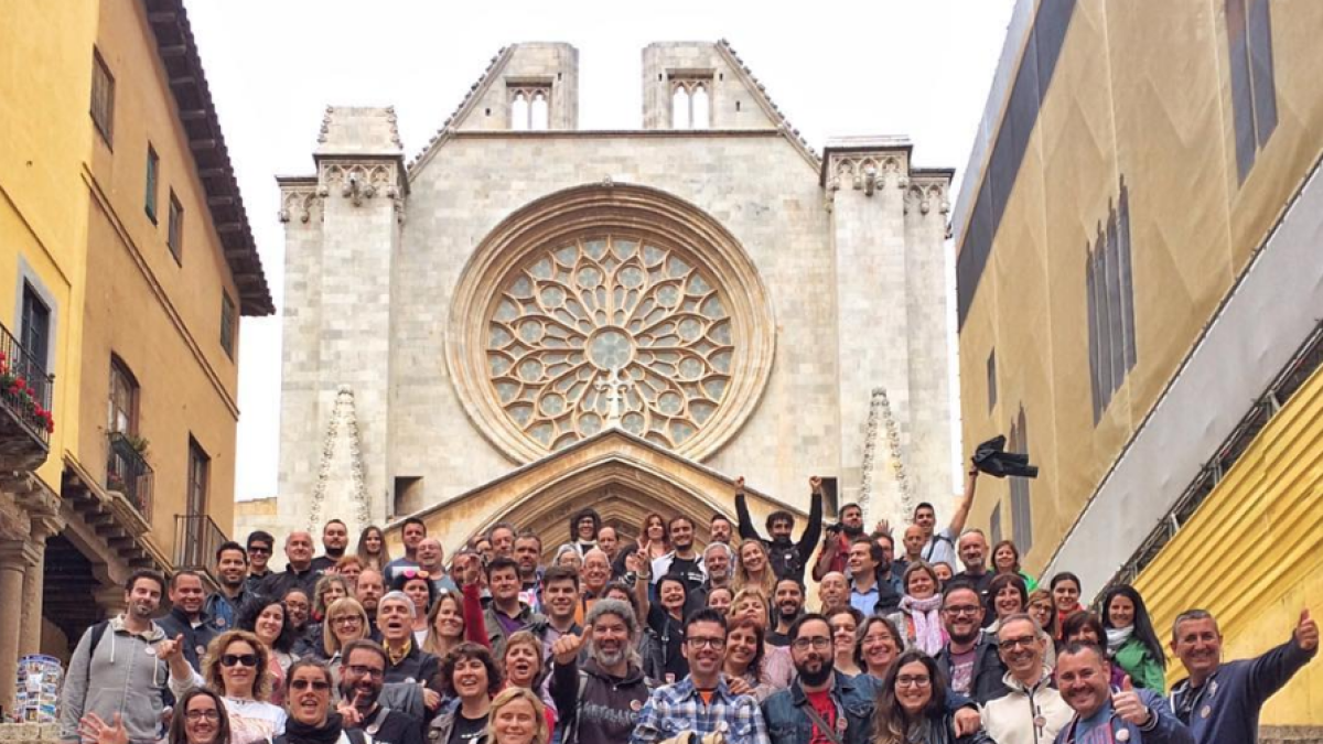 Els #igersTGN fent-se una foto als peus de la Catedral.