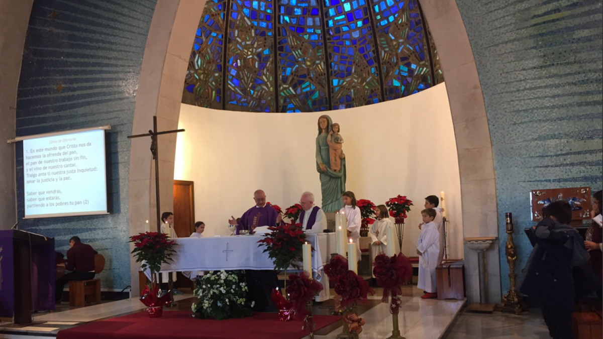 El padre Mario Buonnano, durante la misa celebrada ayer, festividad de la Virgen del Loreto.