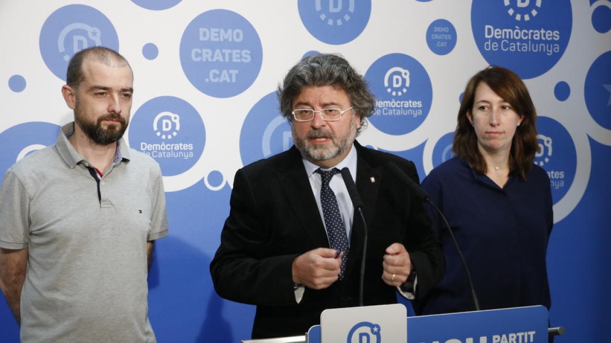 El líder de Demòcrates de Catalunya, Antoni Castellà, amb Gerard Ardanuy i Concepció Lailla, a una roda de premsa de la formació.