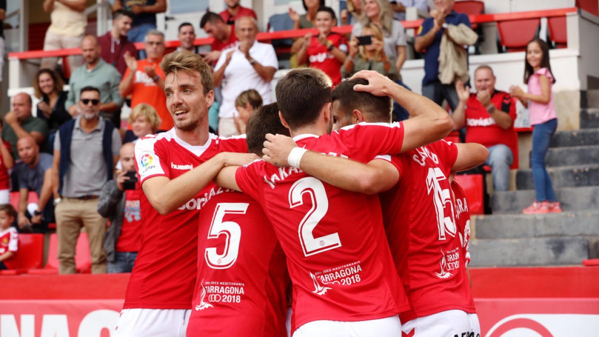 Los jugadores del Nàstic quieren celebrar goles que ayuden a sumar un triunfo este domingo contra el Sevilla Atlético.