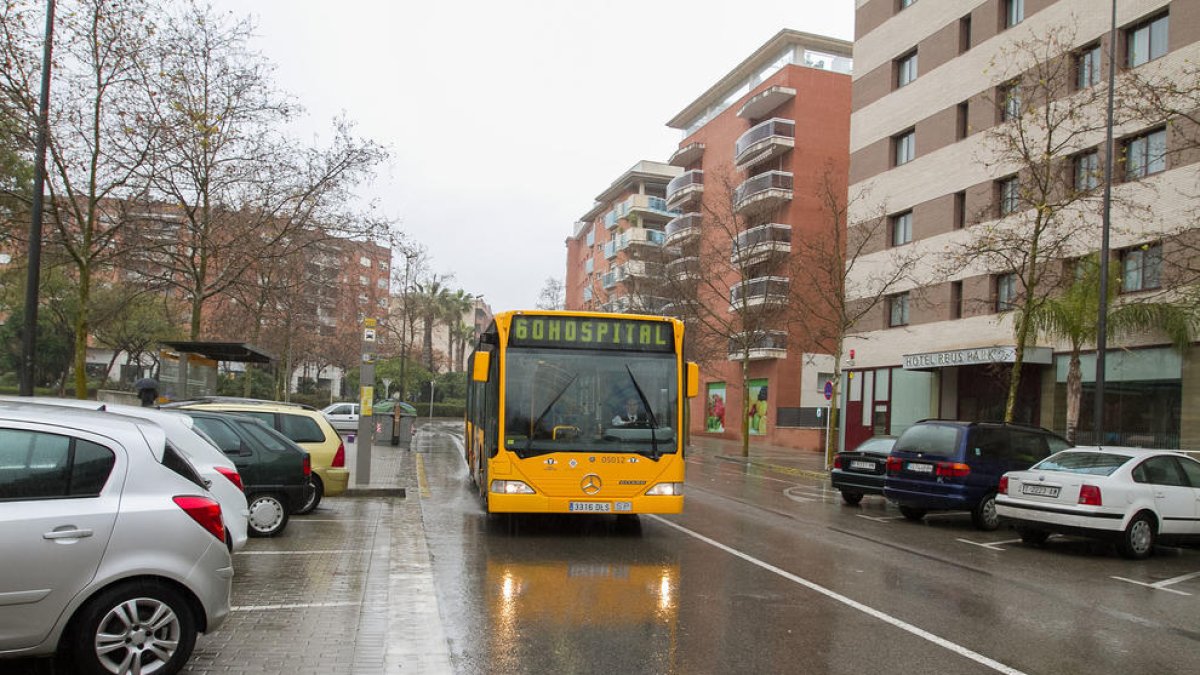 Un autobús de la línia 60, que ha ampliat l'horari en els dies laborables des del passat gener.