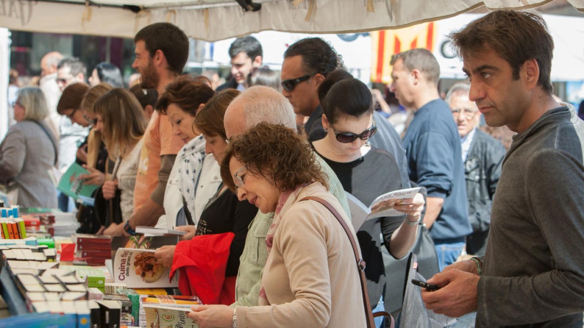 En cinc anys s'ha incrementat cinc punts el volum de llibres que es compren en català.