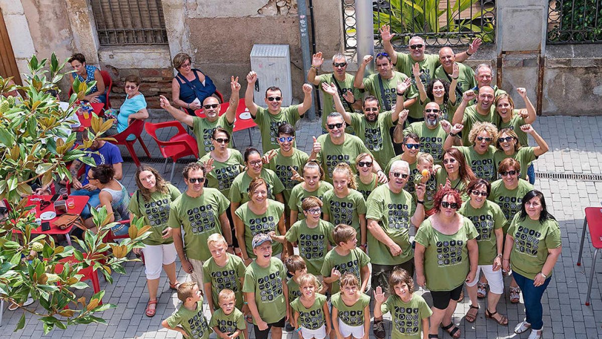 Imatge de la fotografia dels vilatans amb la samarreta de les Festes.