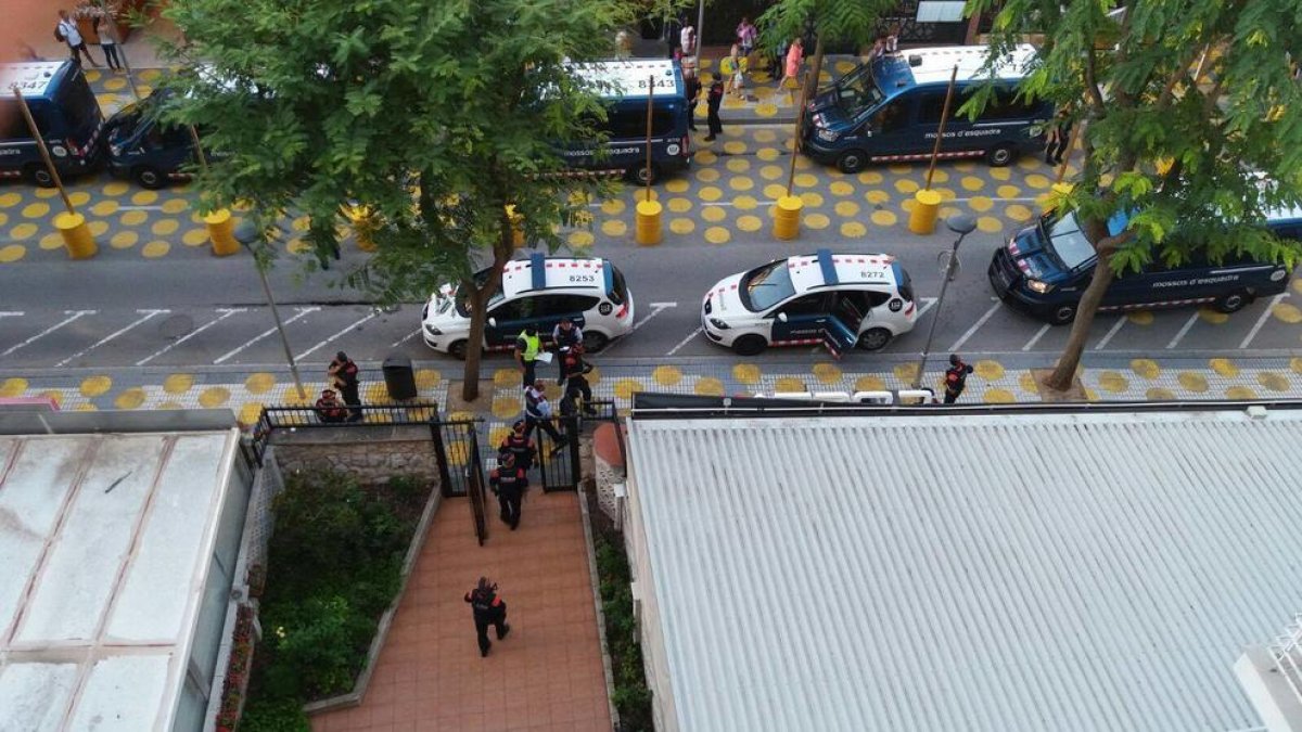 Fotografia de les dotacions de Mossos d'Esquadra durant el registre policial, el dimarts 5 de setembre.