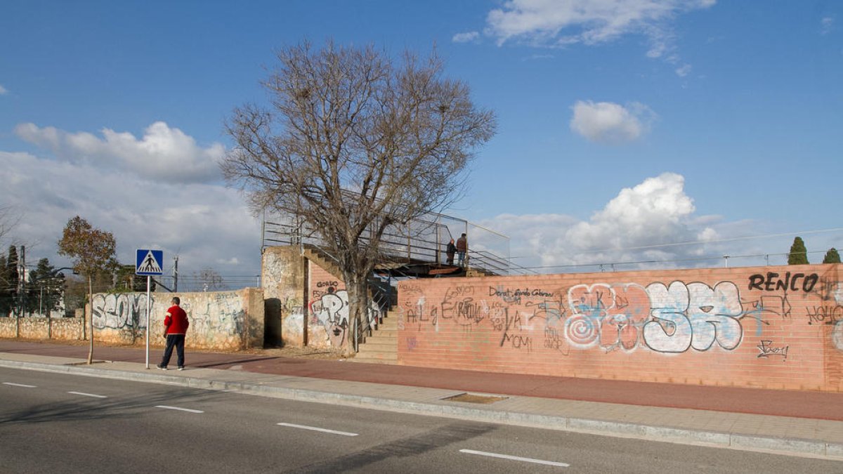 Mas Iglesias es fixa dotar el barri amb un gran graffiti cultural