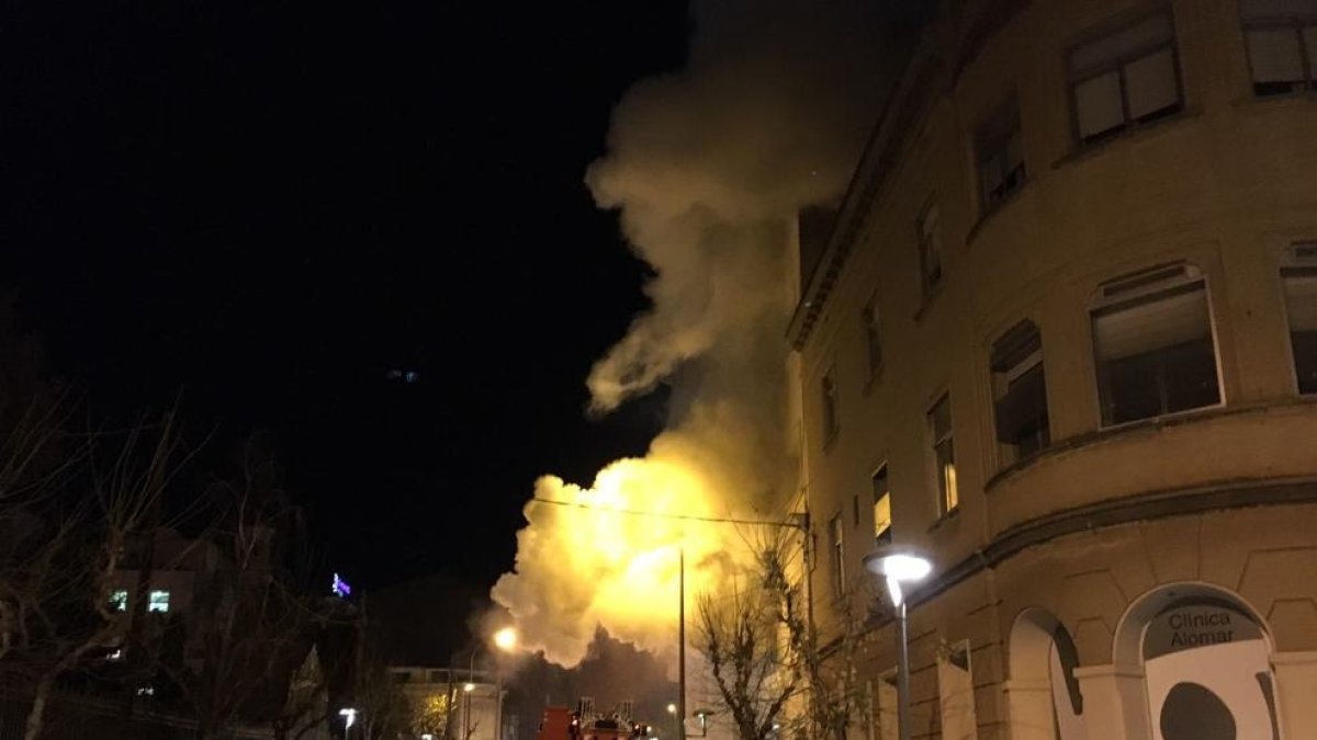 El foc ha tingut ha tingut lloc a un edifici davant de l'Escola Maria Cortina.