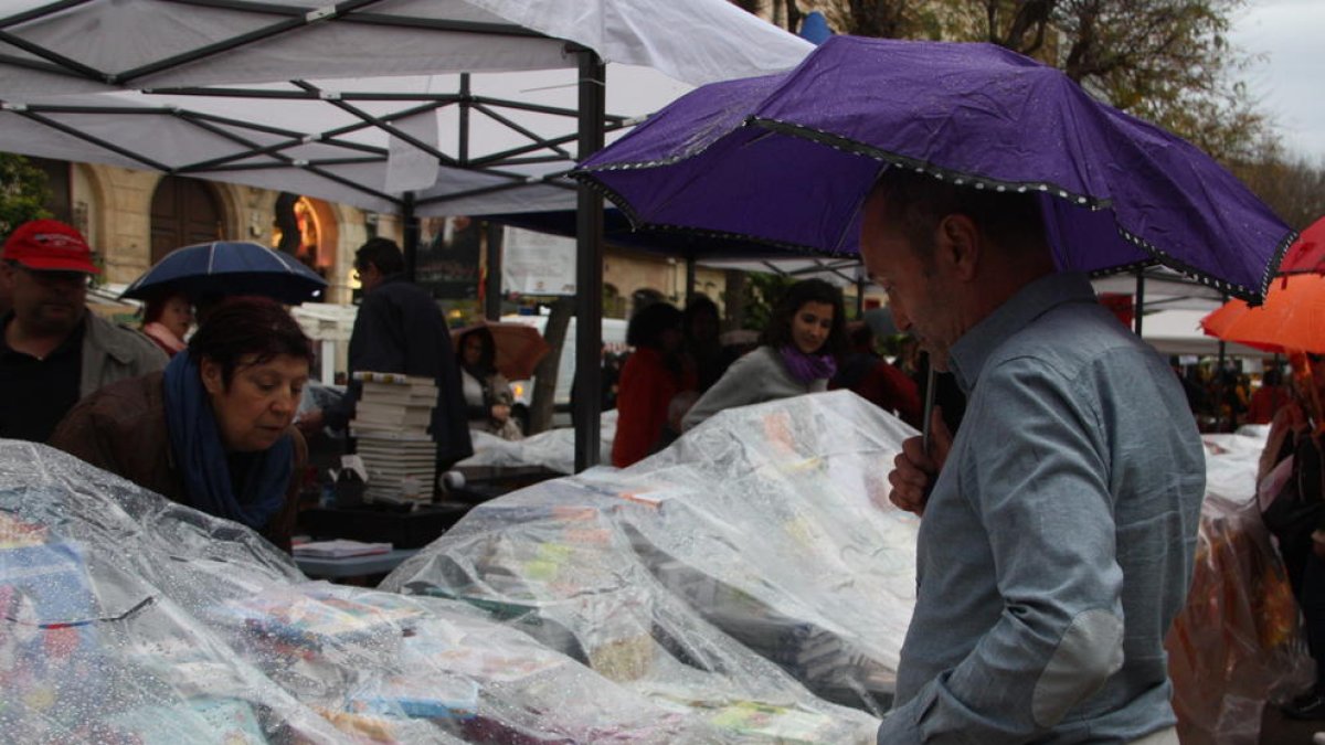 Un final húmedo pone punto y final a la festividad de Sant Jordi