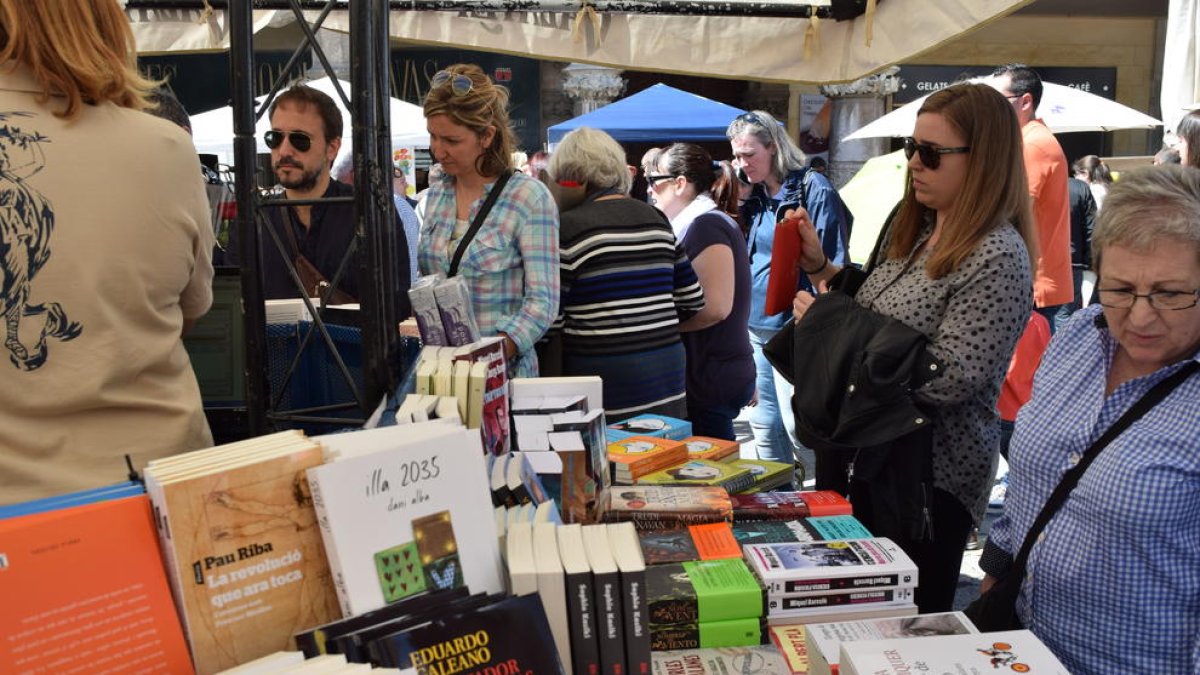 Olor de rosas y libros en la plaza del Mercado