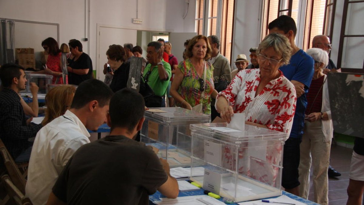 La participació cau tres punts a Catalunya i a Espanya es manté igual