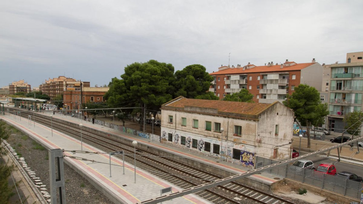 Un comboi de mercaderies xoca contra un cotxe abandonat a les vies de Vila-seca aquesta matinada