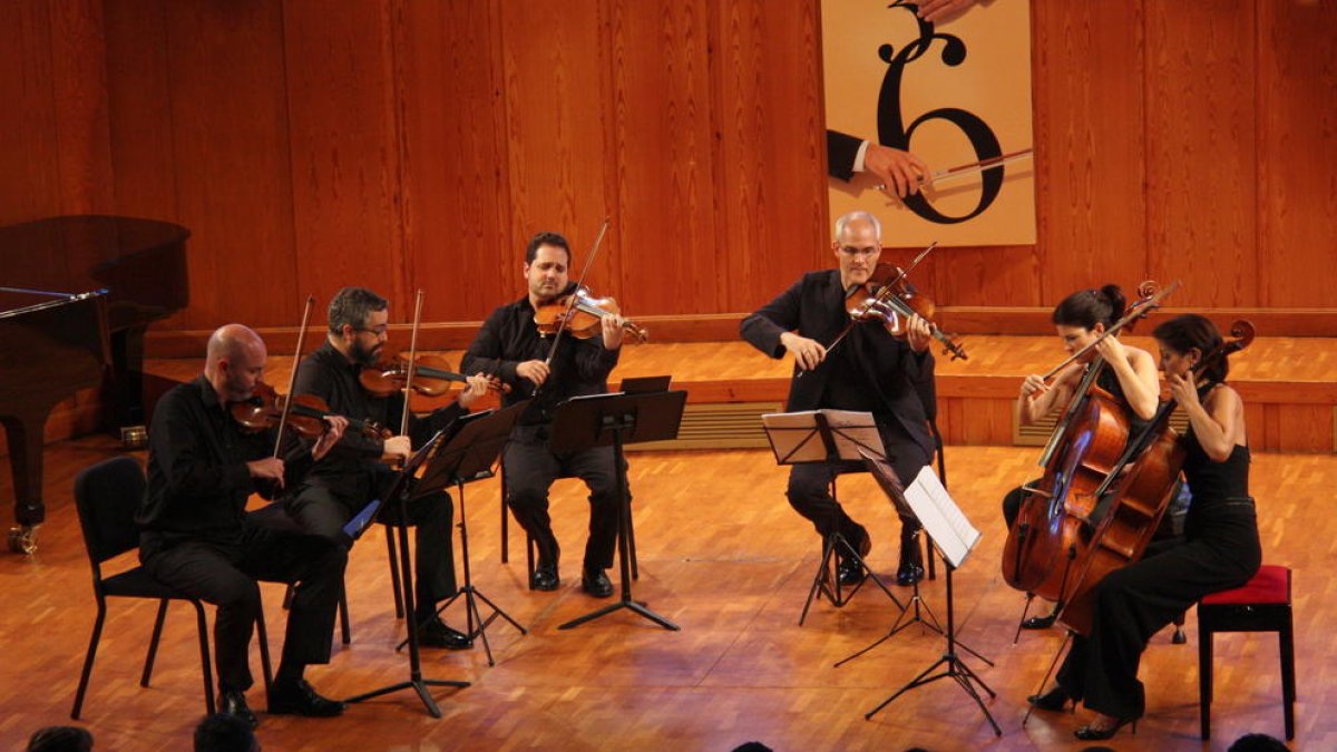 Plano general de la Orquestra Da Camera Ensemble actuando en el 36º FIMPC.