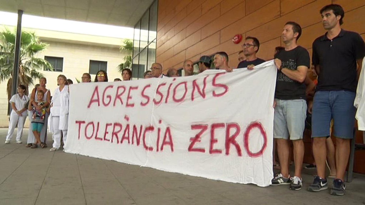 Los profesionales con la pancarta mostrada durante la protesta.