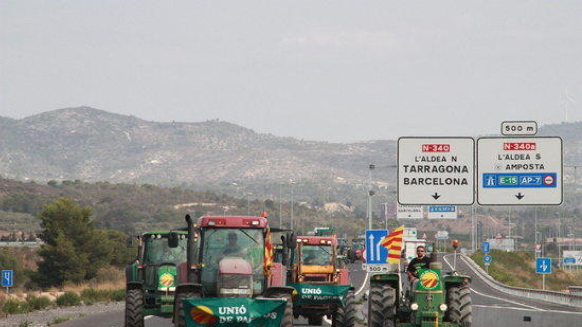 Más de un centenar de tractores colapsan la N-340 para reclamar 1,6 MEUR para los campesinos del Ebro