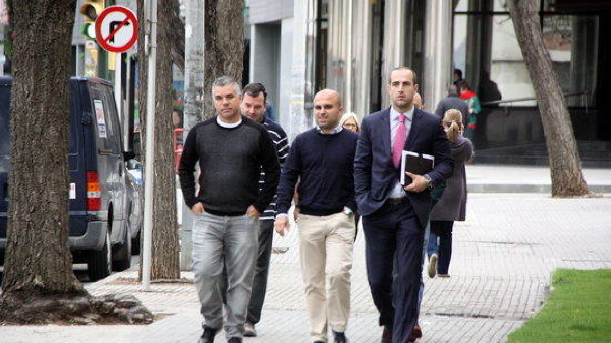 El exsecretario de organización y acción electoral de PxC, David Parada (centro), llegando a los juzgados de Reus con su abogado y otros miembros del partido.