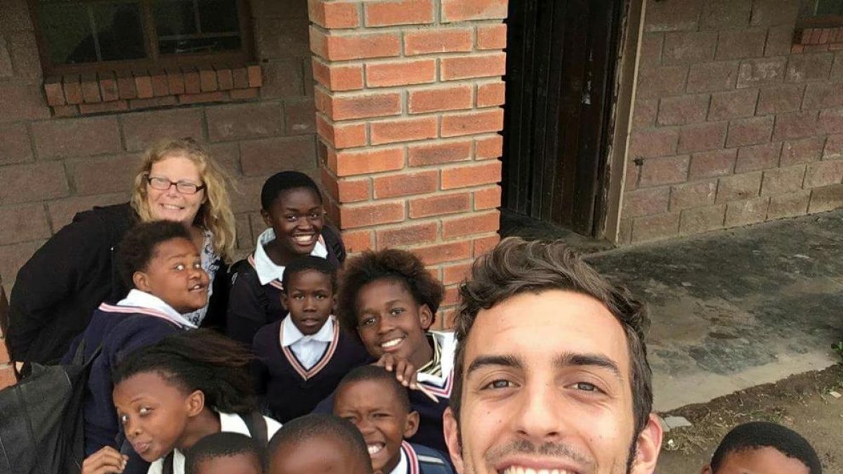 El Gerard ha ensenyat a llegir en anglès als alumnes d'una escola de primària de Ngcizele.