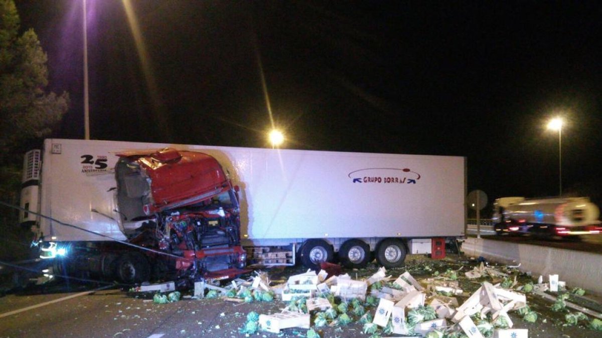 La càrrega que duien els camions, fruita i verdura, ha quedat escampada per la carretera.