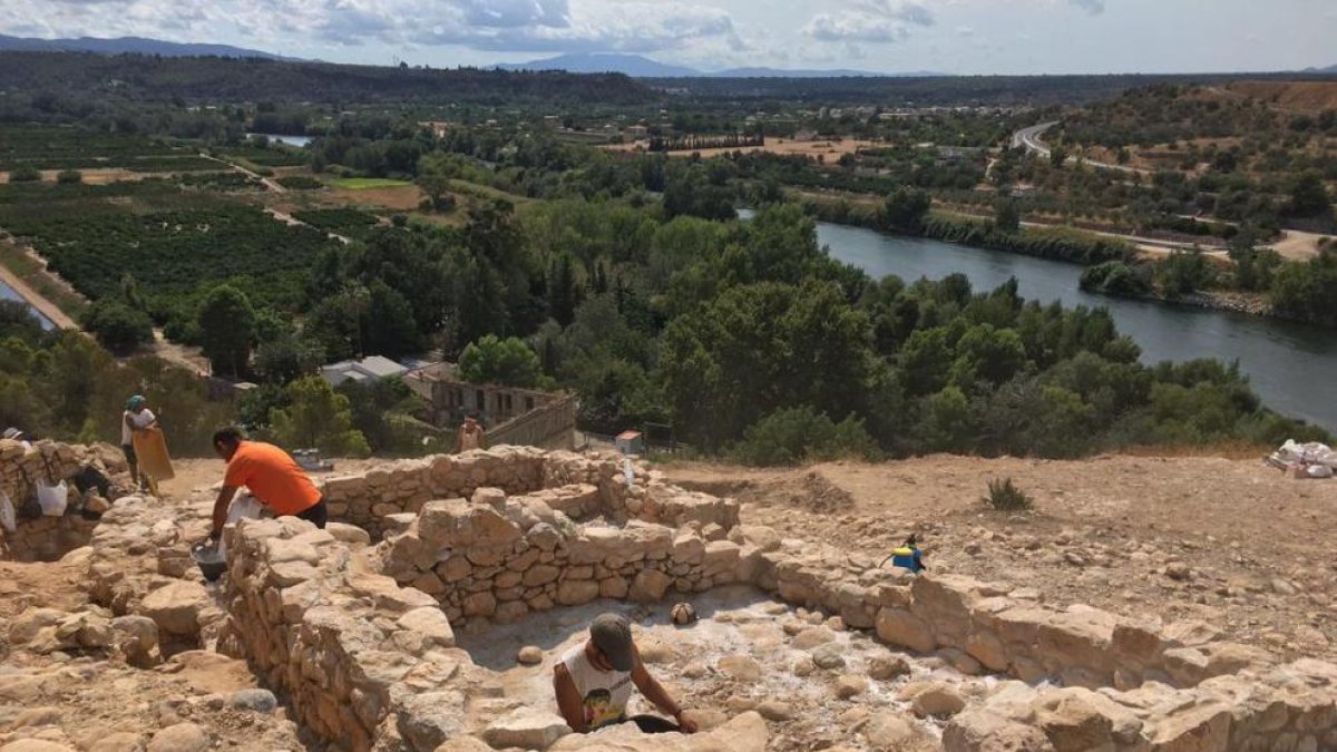 Membres del grup d'investigació treballant en l'excavació.