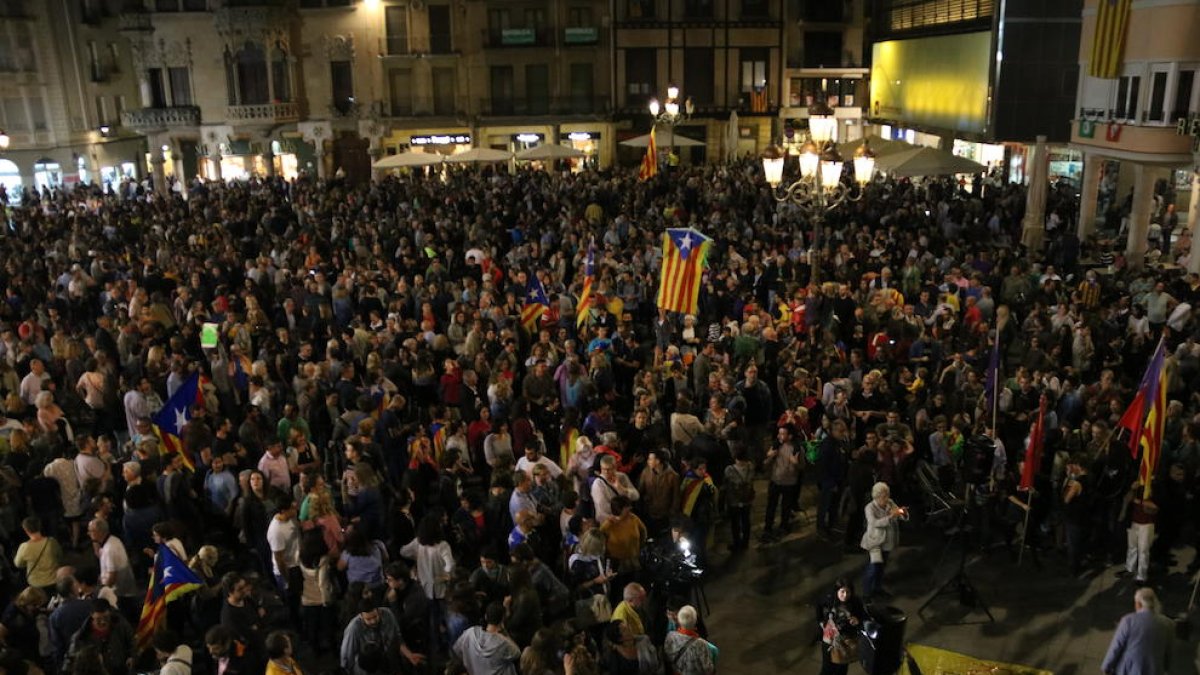 Pla obert de la plaça Mercadal en la concentració per la llibertat de Sànchez i Cuixart i resposta a l'135 a Reus. Imatge del 21 d'octubre de 2017