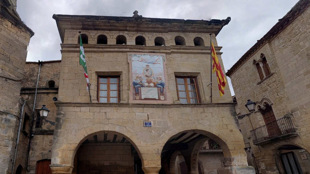 Fachada del consistorio, con la copia del dibujo original, donde hay una imagen de Fernando VII en el centro.