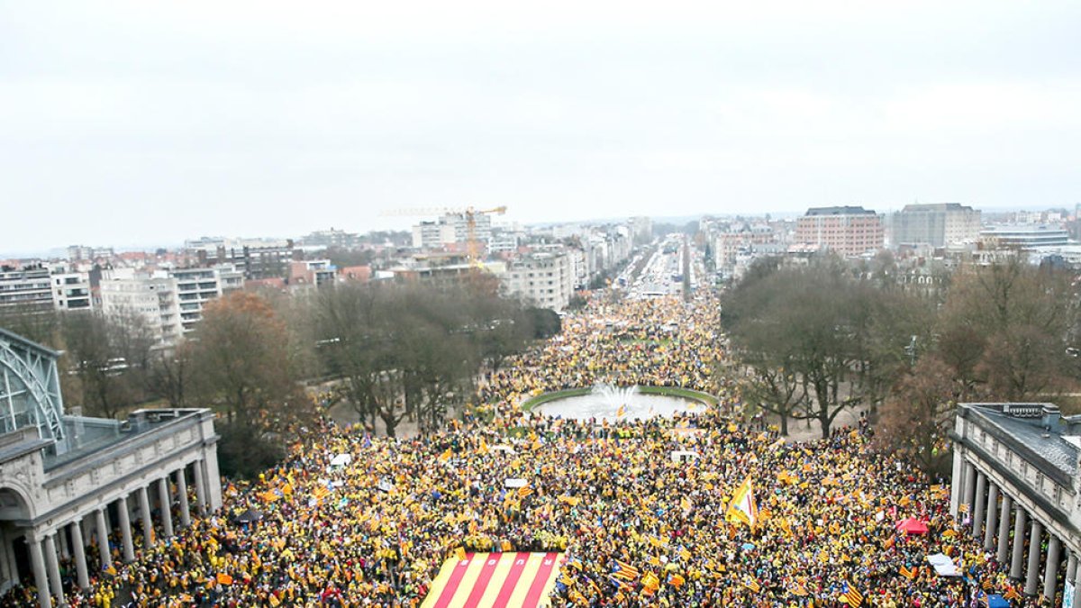 Miles de manifestantes esperando al inicio de la manifestación.