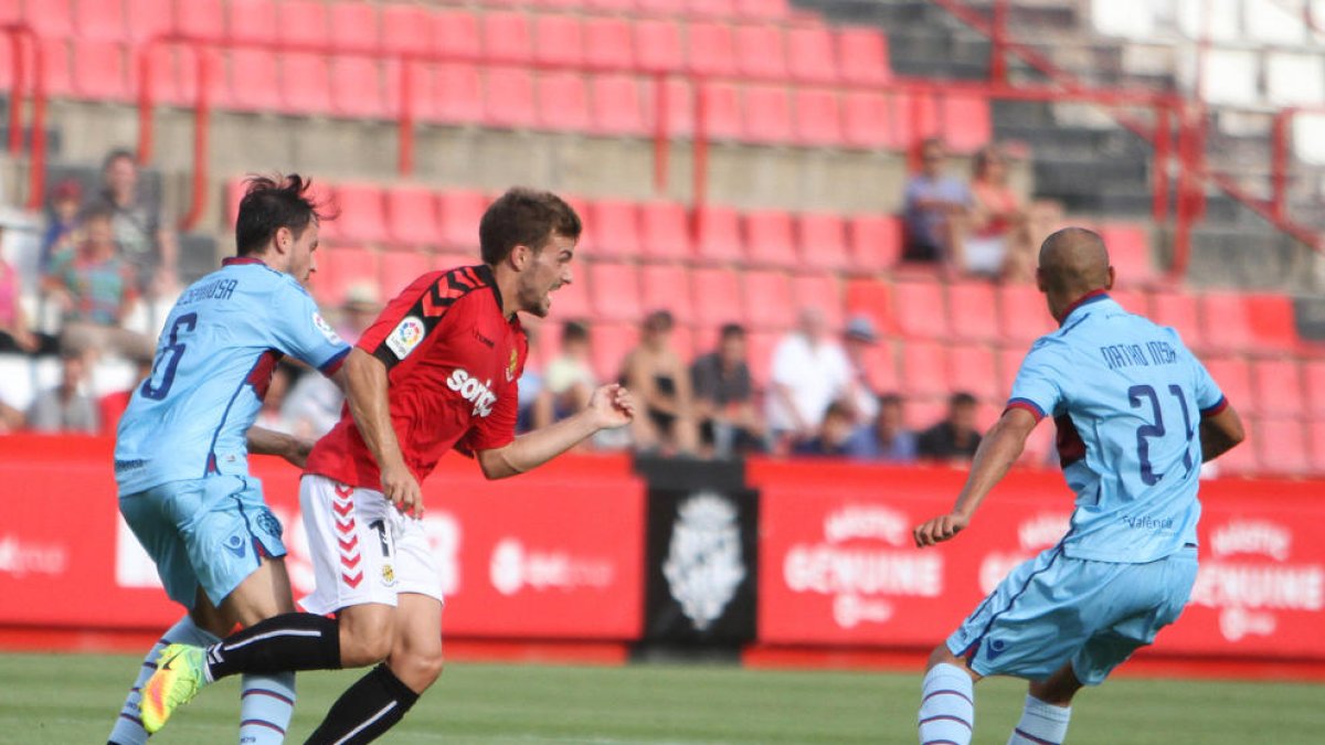 Juan Muñiz, durant una acció del partit contra el Llevant al Nou Estadi.