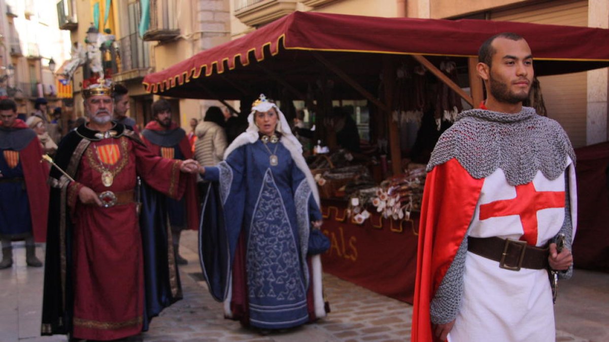 Milers de persones reviuen la llegenda de Sant Jordi a Montblanc