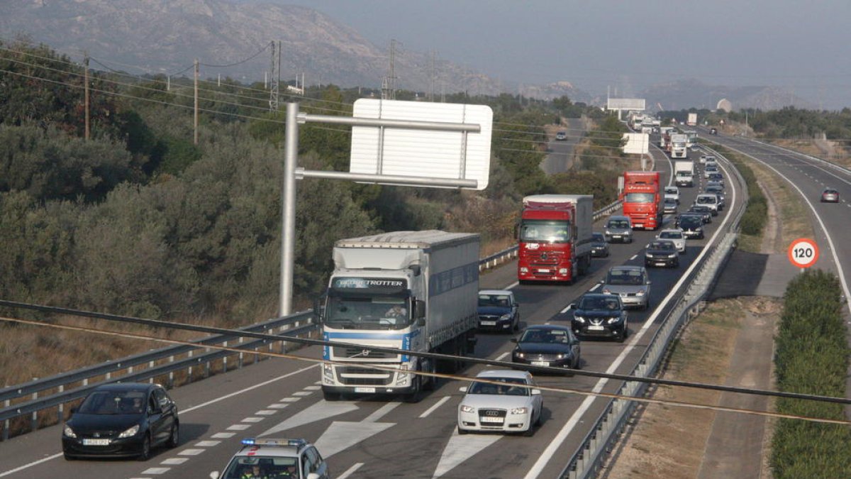 Els Mossos detenen quatre homes a l'AP-7 al Baix Ebre quan intentaven cometre robatoris amb el mètode 'peruà'