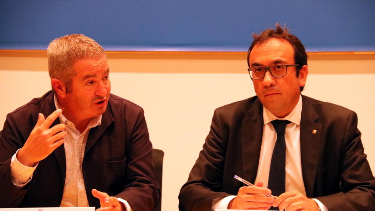 EL conseller de Territori i Sostenibilitat, Josep Rull, i el delegat del Govern a les Terres de l'Ebre, Xavier Pallarès, durant la roda de premsa d'aquest dijous.