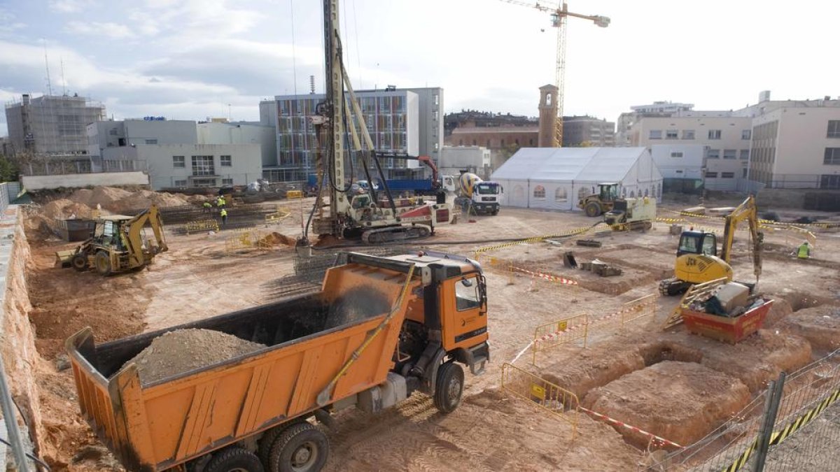 Cau d'una bastida un treballador de les obres del Complex Sant Jordi