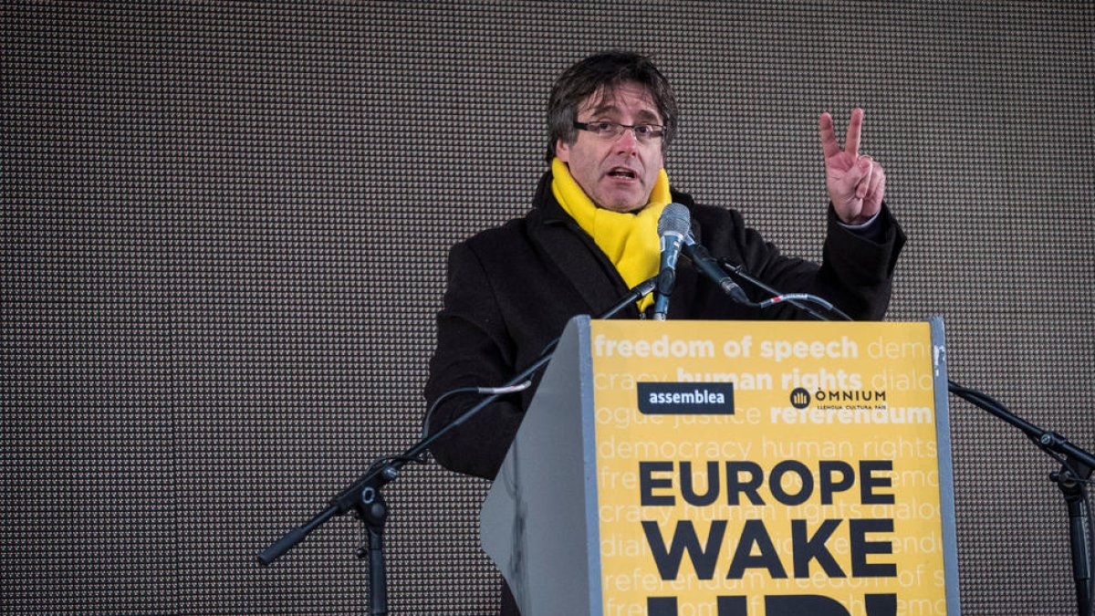 Carles Puigdemont, en una imagen de archivo, durante su intervención en el acto final de la manifestación de Bruselas del pasado 7 de diciembre.