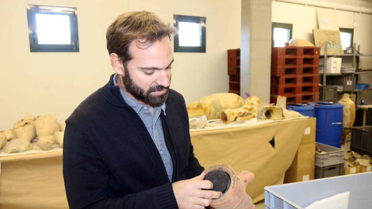 El director del CASC, el arqueólogo Gustau Vivar, enseñando un cuello de ánfora con su tapón en la sede de Gerona.