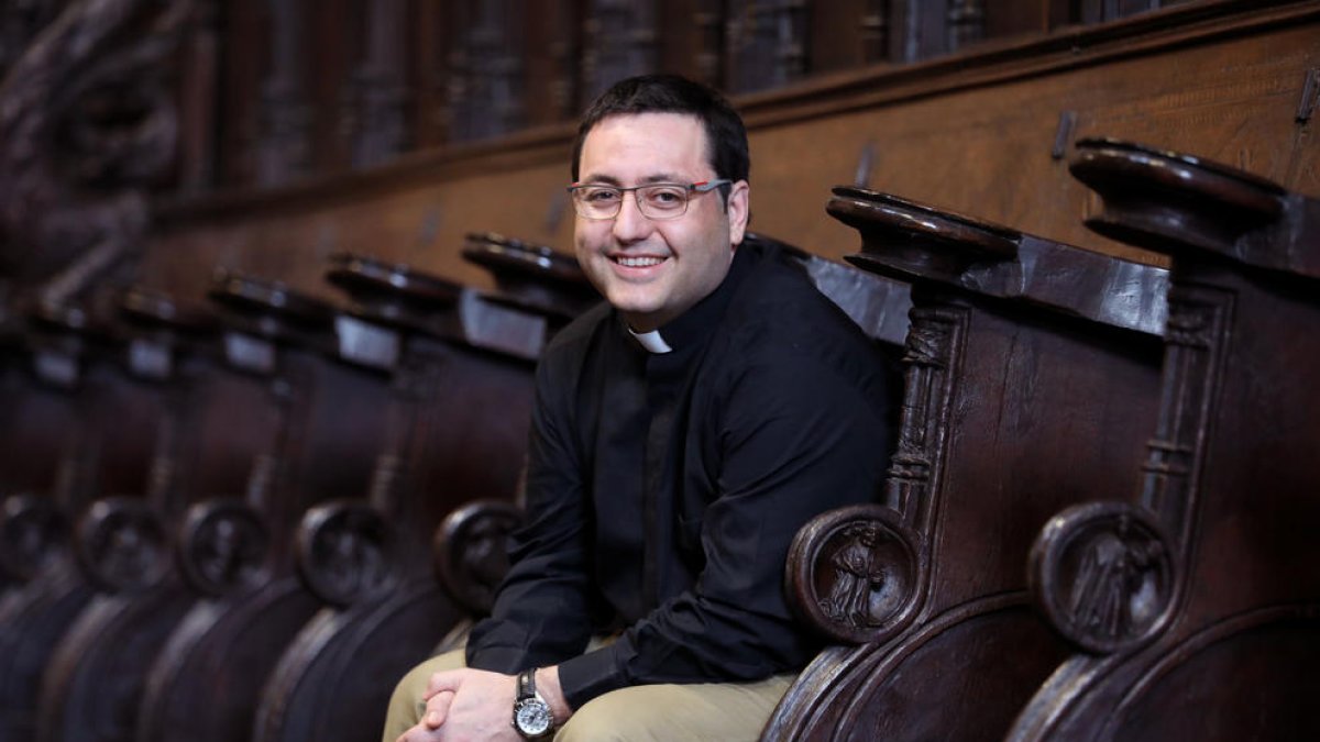 El Mn. Víctor Mosquera a l'interior de la Catedral de Tarragona.