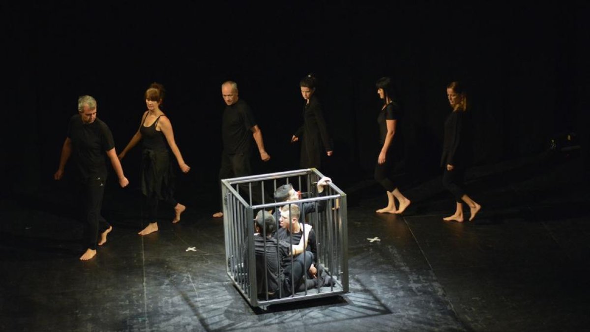 Imatge de la darrera obra del grup Al Trot Teatre, titulada Evolució involució i estrenada l'any 2015.