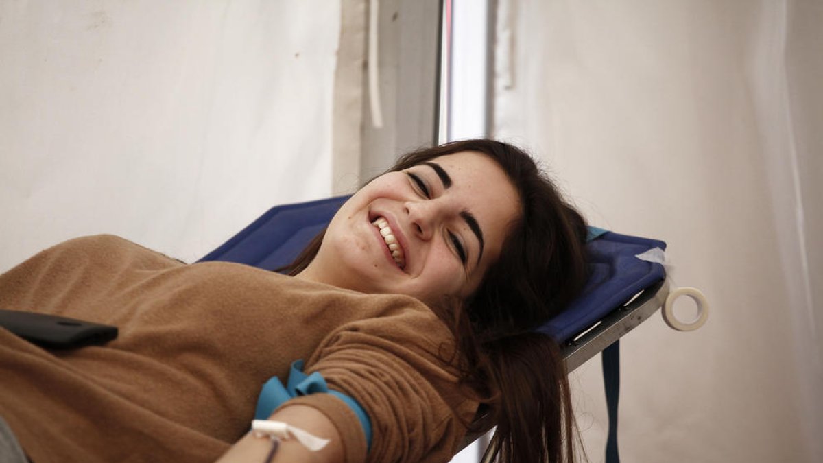 Una noia donant sang en una imatge d'arxiu.