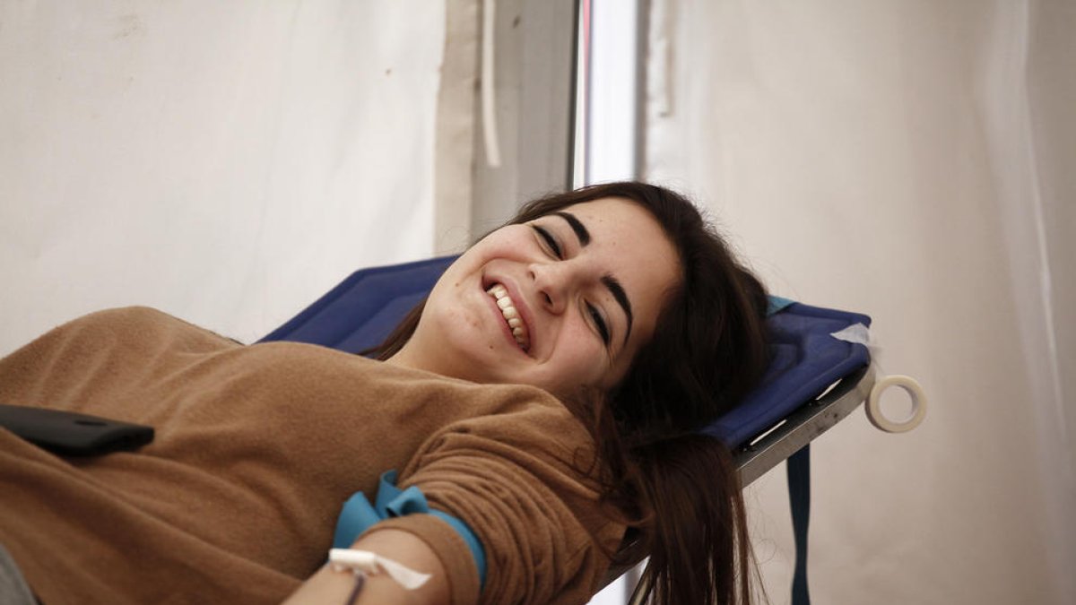 Una chica donando sangre en una imagen de archivo.