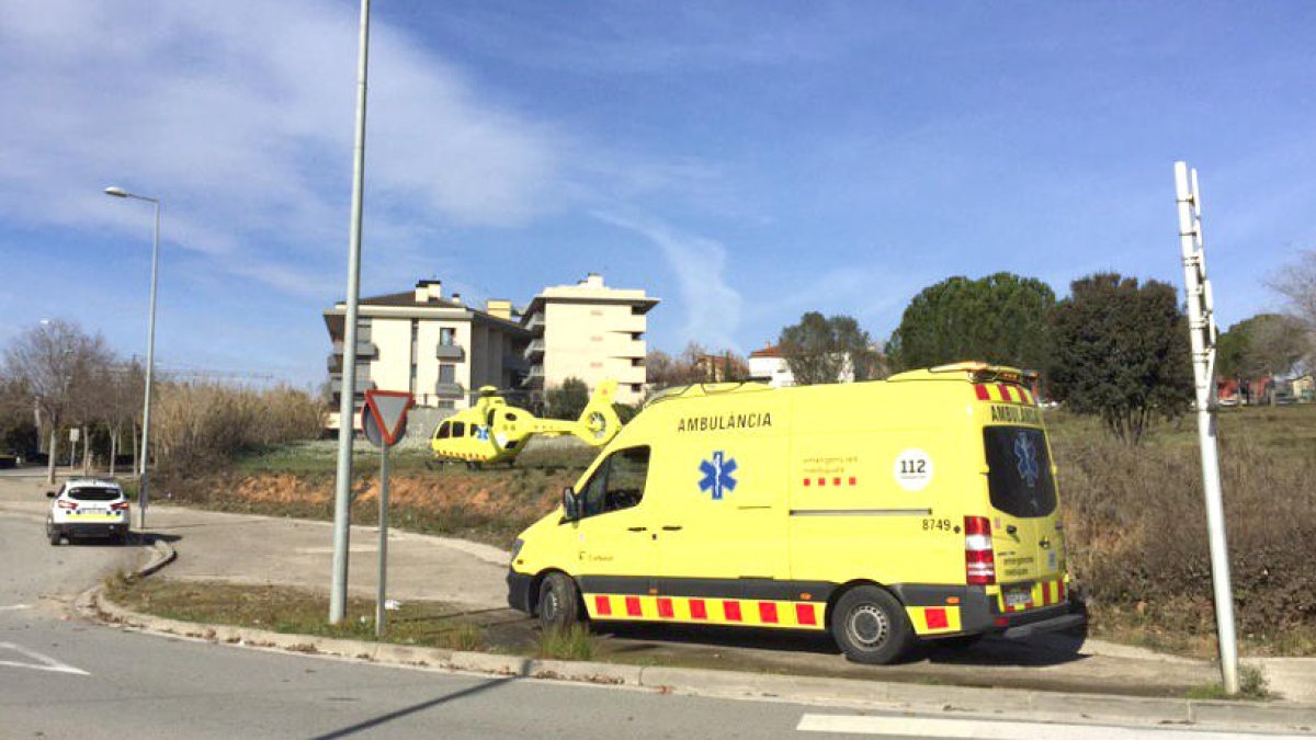 Imatge d'arxiu d'una ambulància i de l'helicòpter del SEM.