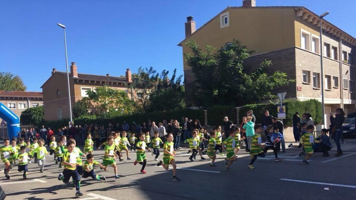 Els nens, durant la cursa, corren amb l'única intenció de gaudir al costat dels seus amics.
