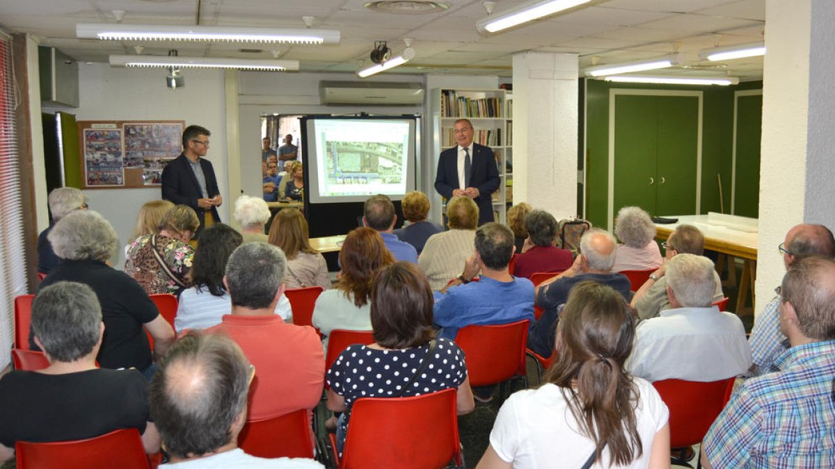 Imatge de la reunió mantinguda entre l'alcalde de Reus, Carles Pellicer, el regidor d'urbanisme, Marc Arza i els veïns del barri Niloga.