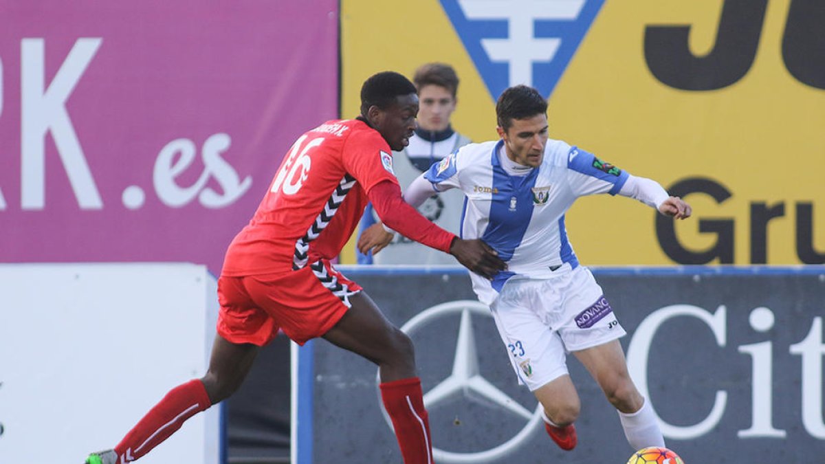 Mousa, ahora cedido en el Olot, fue el lateral izquierdo encargado de jugar contar el Leganés a la primera vuelta.