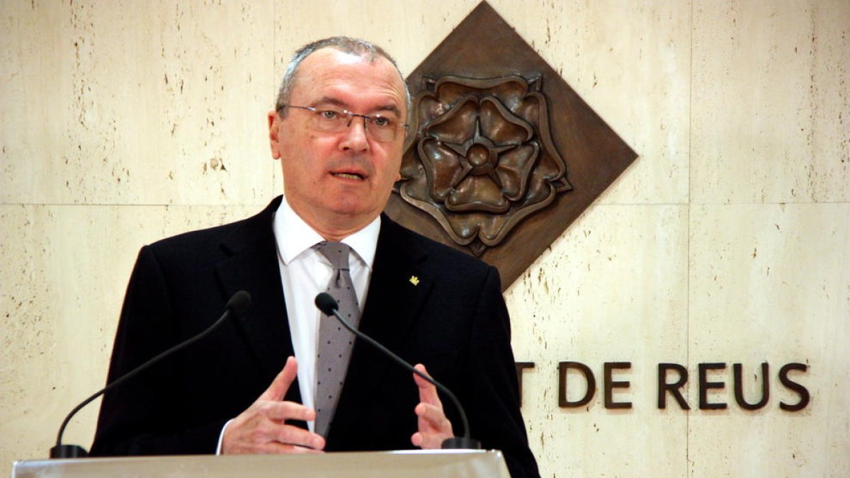 Plano medio del alcalde de Reus, Carles Pellicer, interviniendo en rueda de prensa el 29 de febrero del 2016.