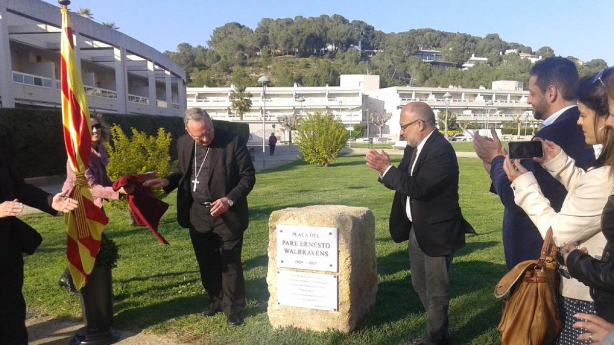 L'arquebisbe Jaume Pujol va descobrir la placa amb el nom de plaça Ernesto Walrravens.